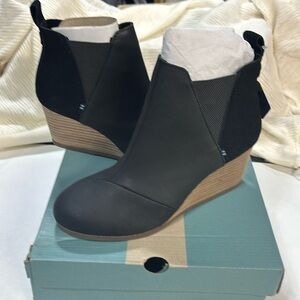 Toms Kelsey Black leather and suede  pull on black wedge ankle boot 8